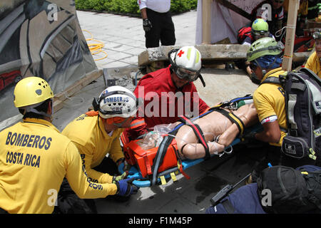 San Jose, Costa Rica. Sep, 2015 3. Les gens prennent part à un exercice séisme à San José, capitale du Costa Rica, 3 septembre 2015. La Commission nationale d'urgence et San Jose city gouvernement organisé le tremblement de percer le jeudi dans le centre de la capitale. Credit : Kent Gilbert/Xinhua/Alamy Live News Banque D'Images