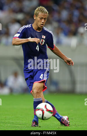 Saitama, Japon. Sep, 2015 3. Keisuke Honda (JPN) Football/soccer : Keisuke Honda du Japon lance la balle pendant la Coupe du Monde de la Russie Asiatique 2018 Deuxième tour qualificatif Groupe E match entre le Japon 3-0 Cambodge à Saitama Stadium 2002 à Saitama, Japon . Credit : AFLO/Alamy Live News Banque D'Images