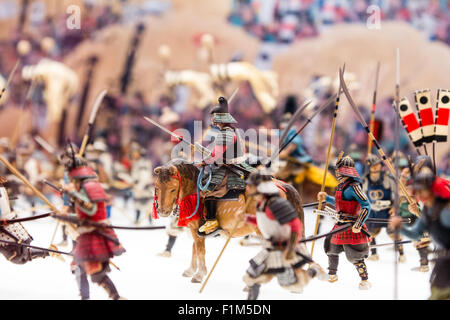 Musée du château d'Osaka garder. Modèle de batailles entre deux armée japonaise de l'époque. Figures peintes sur fond blanc. Banque D'Images