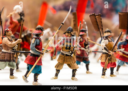 Musée du château d'Osaka garder. Modèle de batailles entre deux armée japonaise de l'époque. Figures peintes sur fond blanc. Banque D'Images