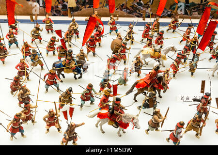 Musée du château d'Osaka garder. Modèle de batailles entre deux armée japonaise de l'époque. Figures peintes sur fond blanc. Banque D'Images