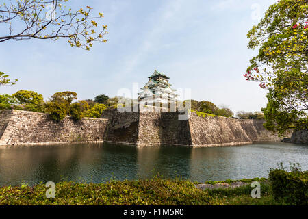 Vue paysage du château d'Osaka, tenshu, garder, s'élevant au-dessus de la 'zigzag, yokoya gakari', honmaru douves et murs. Vue grand angle. Ciel bleu. Banque D'Images