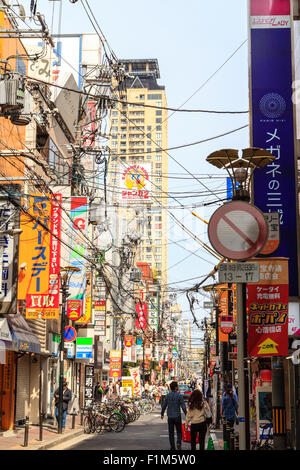 Célèbre Dotonbori dans Oaska. Occupé à vue le long street avec des bâtiments et chante pour les magasins et boutiques de chaque côté et des foules de gens en marchant. Banque D'Images