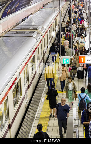 Osaka Shinsaibashi, métro souterrain, la station de métro. Vue de dessus de la plate-forme et les passagers en attente avec next train En arrivant à la plate-forme. Banque D'Images