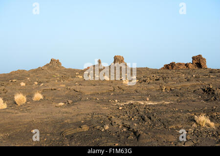 Paysages arides sombre sur la pente de volcan Erta Ale dans la dépression Danakil. Banque D'Images