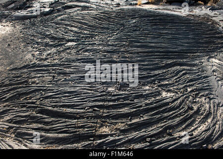 La lave pahoehoe ou Ropy Lava dans l'Erta Ale cratère volcanique. Banque D'Images