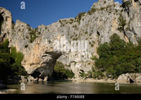 L'arche naturelle de Vallon Pont d'Arc au coucher du soleil Banque D'Images