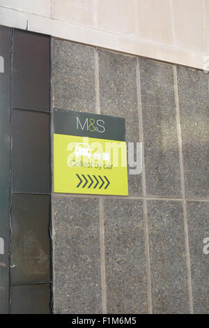 M&S (Marks and Spencers) 'Recueillir en voiture' signe sur mur à l'extérieur de l'atelier à Bedford, Bedfordshire, Angleterre Banque D'Images