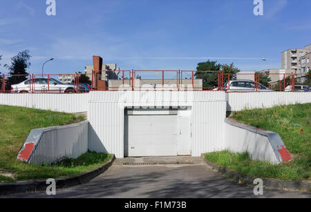 Aucun nom d'entrée dans les garages automobile souterrain et un parking gratuit dans la conception standard zone résidentielle ville européenne. Sunny Banque D'Images