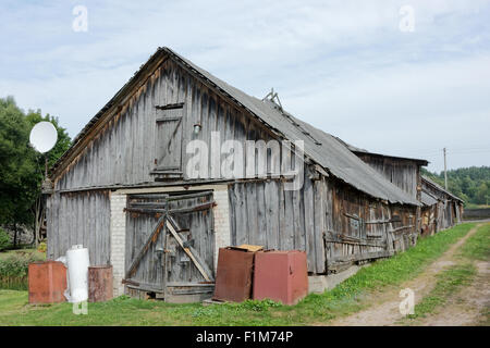 Aucun nom en bois créatifs abri rural perspective avec des poubelles. Paysage d'été rustique Banque D'Images