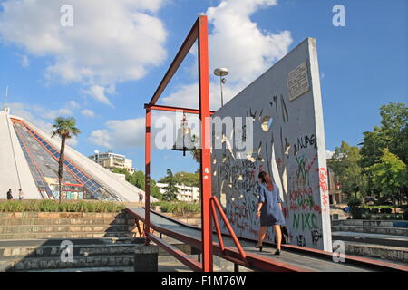 L'installation de la cloche de la paix, pyramide, Bulevardi Dëshmorët e Kombit, Tirana, Albanie, Balkans, Europe Banque D'Images