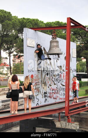 L'installation de la cloche de la paix, pyramide, Bulevardi Dëshmorët e Kombit, Tirana, Albanie, Balkans, Europe Banque D'Images