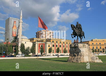 Statue de Skanderbeg à l'Et'hem Bey Mosque et derrière l'Hôtel de Ville, la place Skanderbeg, Tirana, Albanie, Balkans, Europe Banque D'Images