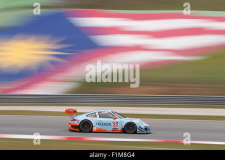 Sepang, en Malaisie. 08Th Nov, 2015. L'allemand Porsche n° 22 sort de tourner à 2 Asian Festival de course de vitesse, Sepang, Malaisie Crédit : Chung Jin Mac/Alamy Live News Banque D'Images