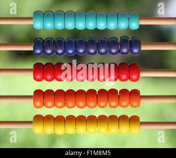 Abacus en bois coloré sur fond naturel Banque D'Images