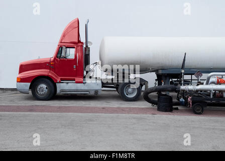 Camion de ravitaillement en carburant pétrolier bateau de croisière Banque D'Images