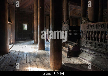 L'intérieur du monastère Bagaya, ancien monastère bouddhiste en teck, bois sculpté, Inwa, région de Mandalay, Myanmar Banque D'Images