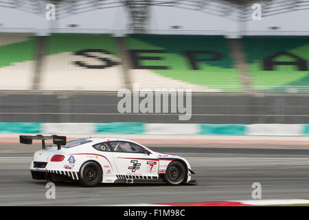 Sepang, en Malaisie. 08Th Nov, 2015. Voiture Bentley britannique n° 7 entre dans le premier virage à l'Asian Festival of Speed Race, Sepang, Malaisie Crédit : Chung Jin Mac/Alamy Live News Banque D'Images