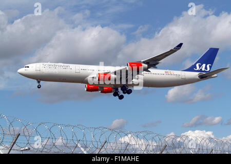 , SAS Scandinavian Airlines A340-300, LN-RKF, en approche finale à l'aéroport de Copenhague, CPH, le Danemark à partir de Chicago, USA. Banque D'Images