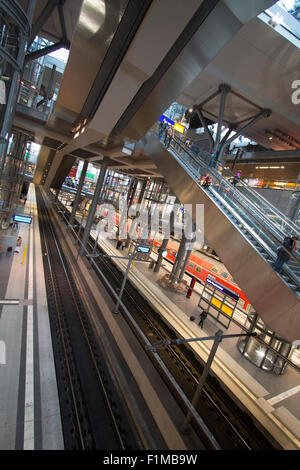 Berlin Hauptbahnhof Gare à un angle et en grand angle montrant les escaliers mécaniques Banque D'Images