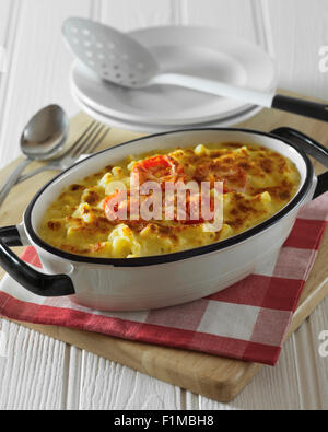 Macaroni au fromage cuit en cocotte Banque D'Images