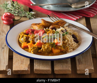 Caraïbes chèvre au curry avec du riz et des pois. Antilles Nourriture Banque D'Images