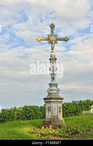 Croix chrétienne et typique du paysage agricole en Champagne-Ardenne, France Banque D'Images