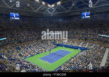 New York, USA. Sep, 2015 3. Arthur Ashe Stadium Tennis : une vue de l'Arthur Ashe Stadium au cours de l'US Open masculin deuxième tour entre Roger Federer et Steve Darcis de Suisse de Belgique à l'USTA Billie Jean King National Tennis Center à New York, États-Unis . Credit : Hiroaki Yamaguchi/AFLO/Alamy Live News Banque D'Images