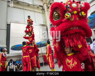 Bangkok, Bangkok, Thaïlande. 16Th Jun 2015. Les spectacles de danse du lion chinois dans une cérémonie qui mérite au sanctuaire d'Erawan vendredi. Un ''La Sainte cérémonie religieuse pour le bien-être et la prospérité de notre nation et peuple thaï'' a eu lieu le vendredi matin à Erawan Shrine. La cérémonie était de retrouver la confiance du peuple thaïlandais et les visiteurs étrangers, de préserver les coutumes religieuses et les traditions thaïlandaises et de promouvoir la paix et le bonheur en Thaïlande. Les réparations de sanctuaire d'Erawan ont pris fin le jeudi 3 septembre, après le culte a été bombardée le 17 août. Vingt personnes ont été tuées dans l'attentat et plus de 10 Banque D'Images