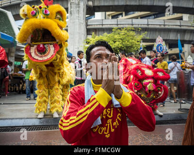 Bangkok, Bangkok, Thaïlande. 16Th Jun 2015. Les spectacles de danse du lion chinois dans une cérémonie qui mérite au sanctuaire d'Erawan vendredi. Un ''La Sainte cérémonie religieuse pour le bien-être et la prospérité de notre nation et peuple thaï'' a eu lieu le vendredi matin à Erawan Shrine. La cérémonie était de retrouver la confiance du peuple thaïlandais et les visiteurs étrangers, de préserver les coutumes religieuses et les traditions thaïlandaises et de promouvoir la paix et le bonheur en Thaïlande. Les réparations de sanctuaire d'Erawan ont pris fin le jeudi 3 septembre, après le culte a été bombardée le 17 août. Vingt personnes ont été tuées dans l'attentat et plus de 10 Banque D'Images