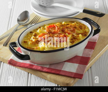 Macaroni au fromage cuit en cocotte Banque D'Images