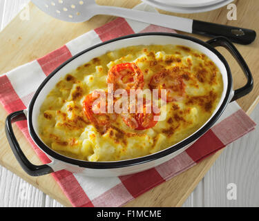 Macaroni au fromage cuit en cocotte Banque D'Images