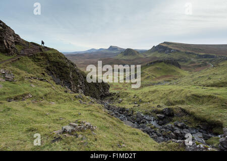 Homme trekking à travers les highlands écossais dans l'île de Skye, Écosse Banque D'Images