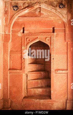 Agra, Utar Pradesh, Inde. Le grès rouge détail du Mughal Agra Fort. Par l'escalier. Banque D'Images