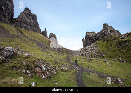 Homme trekking à travers les highlands écossais dans l'île de Skye, Écosse Banque D'Images