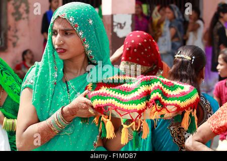Allahabad, Inde. 08Th Nov, 2015. Femme hindoue dévot effectue les rituels et prières offre pour la longue vie de ses fils à l'occasion de Lalai Chatth festival à Allahabad. Credit : Ravi Prakash/Pacific Press/Alamy Live News Banque D'Images
