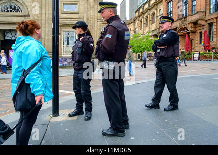 Les agents de police britannique patrouillant street public membre Banque D'Images