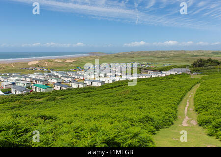 Pays de Galles côte vue de Rhossili jusqu'à la péninsule de Gower Hillend UK en été avec caravanes et camping sur le camping Banque D'Images