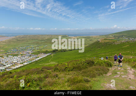 Pays de Galles côte vue de Rhossili jusqu'à l'Hillend Gower avec les gens en été et ciel bleu Banque D'Images