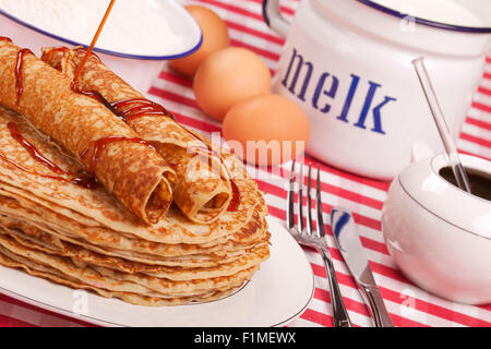 Une pile de 'Néerlandais rencontré pannenkoeken' stroop ou des crêpes avec du sirop. Banque D'Images