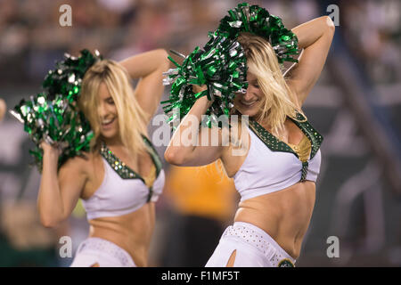 East Rutherford, New Jersey, USA. 06Th Nov, 2015. New York Jets Flight Crew effectuer au cours de la NFL match entre les Eagles de Philadelphie et les New York Jets à MetLife Stadium à East Rutherford, New Jersey. Les Jets de New York a gagné 24-18. Credit : Cal Sport Media/Alamy Live News Banque D'Images