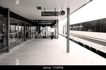 La plate-forme d'arrivée d'un train à grande vitesse noir et blanc Banque D'Images