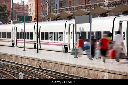 L'embarquement des passagers sur le train à grande vitesse dans une gare ferroviaire Banque D'Images