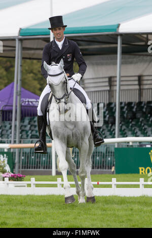 Stamford, au Royaume-Uni. 08Th Nov, 2015. La Land Rover Burghley Horse Trials 2015 Jonathan sur Paget gris ombragé rivalise son test de dressage. Crédit : Tim Scrivener/Alamy Live News Banque D'Images