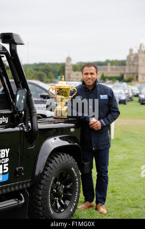 Stamford, au Royaume-Uni. 08Th Nov, 2015. La Land Rover Burghley Horse Trials. Jason Robinson OBE avec le Webb Ellis Cup sur sa tournée à venir de la Coupe du Monde de Rugby 2015 au 2015 Land Rover Burghley Horse Trials. La Land Rover Burghley Horse Trials lieu 3e - 6e septembre. Credit : Jonathan Clarke/Alamy Live News Banque D'Images