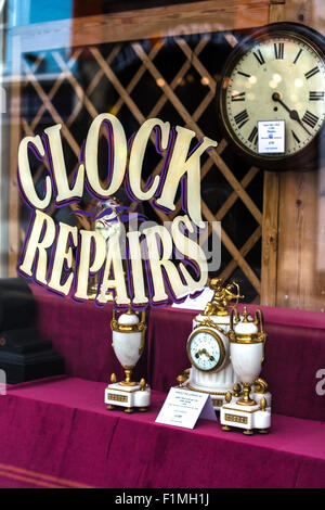 Service de réparation de poinches et d'horloges.Vitrine Shoppface Salisbury Angleterre Royaume-Uni Banque D'Images
