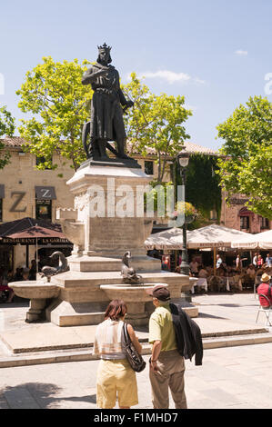 Couple looking at statue saint Louis dans la Place Saint-Louis d'Aigues-Mortes, Languedoc-Roussillon, France, Europe Banque D'Images