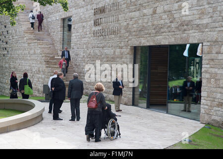 Kassel, Allemagne. 08Th Nov, 2015. L'inscription 'Grimmwelt Kassel' (lit. Monde Grimm Kassel) que les visiteurs arrivent au cours de l'ouverture de la nouvelle maison d'exposition à Kassel, Allemagne, 04 septembre 2015. Le musée Grimm ouvre après deux ans de travaux de construction. Photo : Swen Pfoertner/dpa/Alamy Live News Banque D'Images