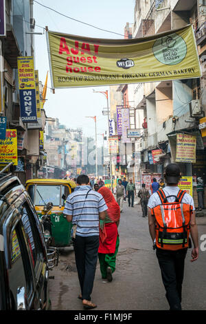 Occupé à Main Bazaar dans le quartier de Paharganj New Delhi, Inde Banque D'Images