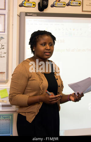 Enseignant de l'école primaire des femmes au travail en classe, Londres, Royaume-Uni. Banque D'Images